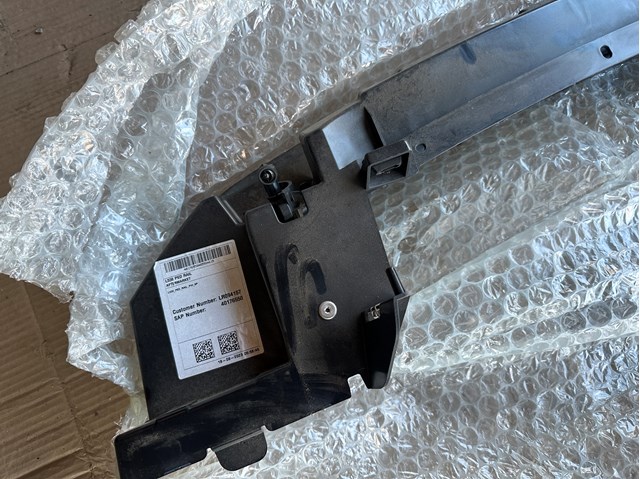 Купить LR094157 Land Rover Кронштейн бампера переднего центральный
