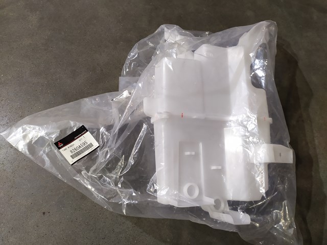 8260A595 Mitsubishi Бачок омывателя стекла