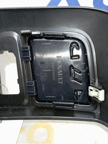 Накладка крыла переднего правого 638747743R Renault (RVI)
