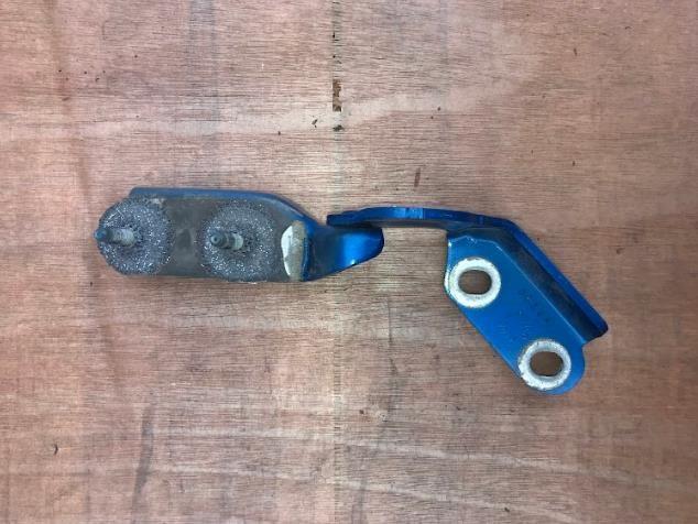 LJ6Z7842900A Ford Петля багажника