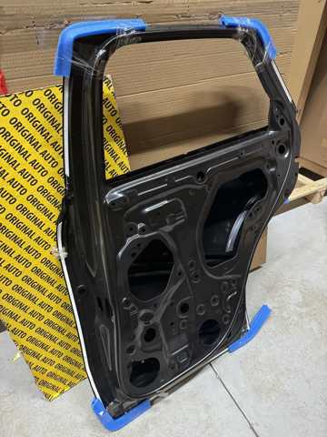 Задняя правая дверь Mazda DFY07202XA