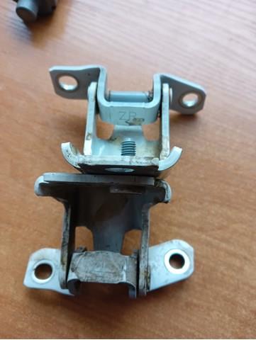 Петля задней двери, левой Mazda KB7W73210