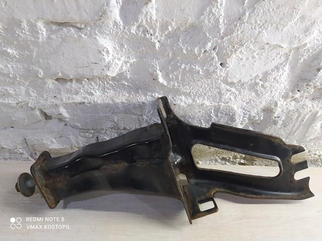 Кронштейн усилителя переднего бампера 31329436 Volvo