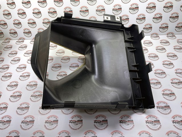 Правый дефлектор радиатора LR137976 Land Rover