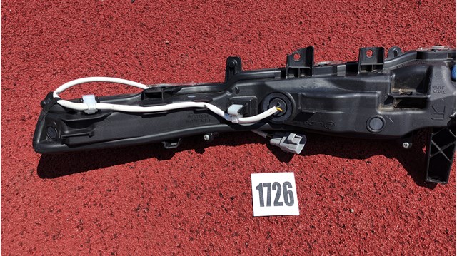 Габарит (фонарь) передний нижний правый Toyota 8161053060