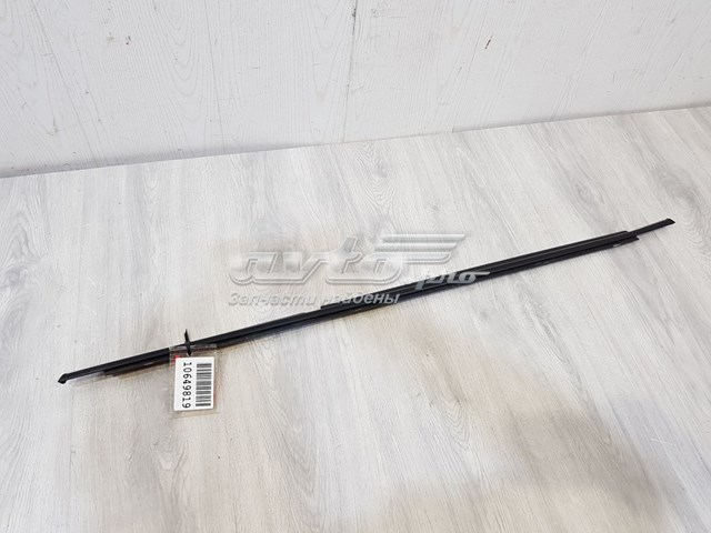 7573048031 Toyota moldura de vidro deslizante da porta traseira direita