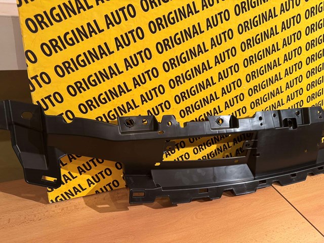 Кронштейн решетки радиатора Mazda KBB350718A