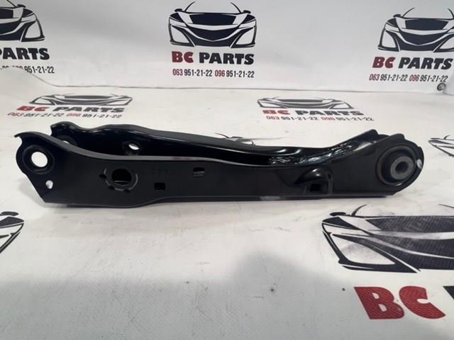 Рычаг задней подвески нижний правый 551A06RR0B Nissan/Infiniti