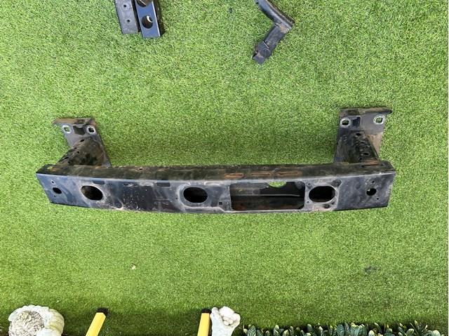 Усилитель переднего бампера LR080004 Land Rover