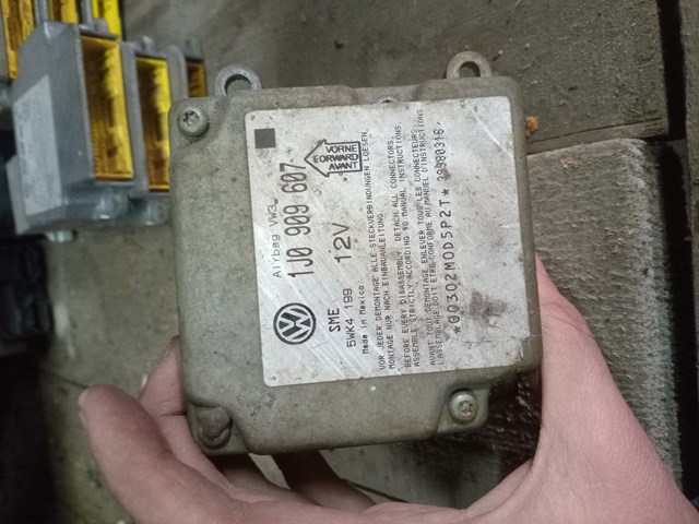 Модуль-процессор управления подушкой безопасности (ЭБУ AIRBAG) VAG 1J0909607