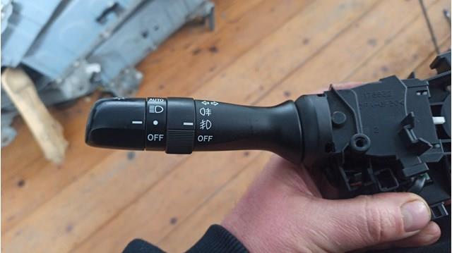 8414042111 Toyota Comutador esquerdo instalado na coluna da direção