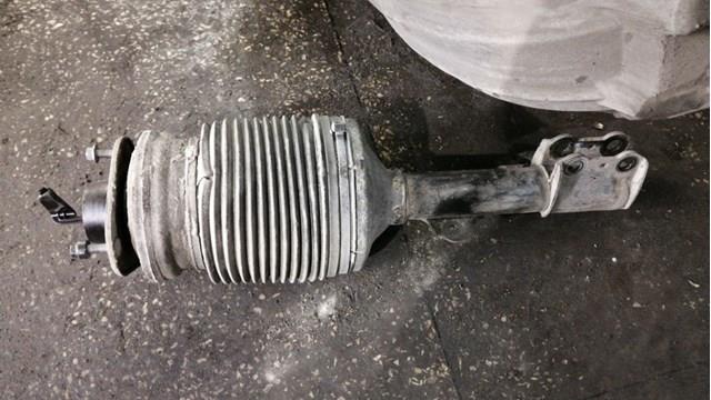 4801048074 Toyota Амортизатор передней подвески правый