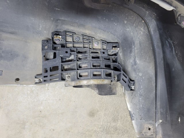 Правый кронштейн заднего бампера Nissan/Infiniti 850185NA0A