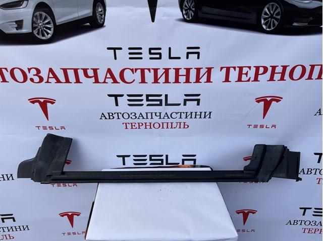 109050400F Tesla Уплотнитель стекла двери задней правой внутренний (планка)