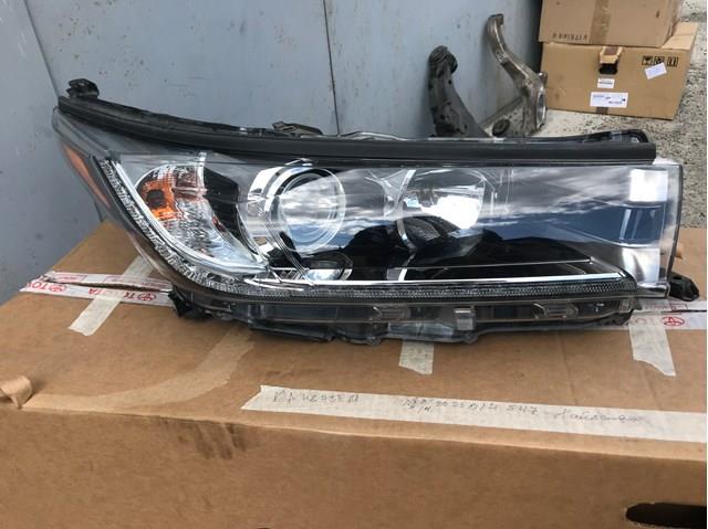 811100E380 Toyota Фара передняя правая