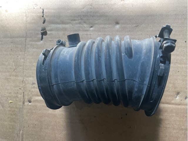 PY0113221 Mazda Патрубок воздушный, выход воздушного фильтра