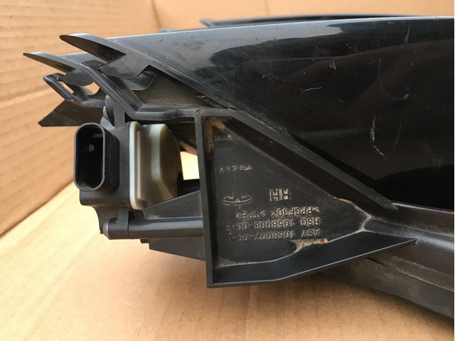 Правая противотуманная фара Tesla 100599600D
