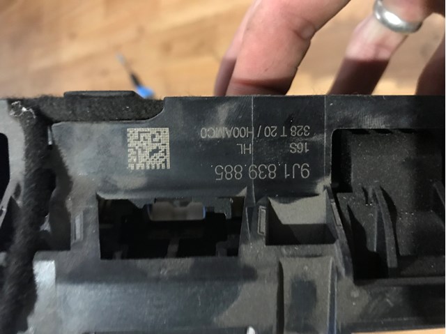 Держатель наружной ручки двери задней левой 9J1839885 Porsche