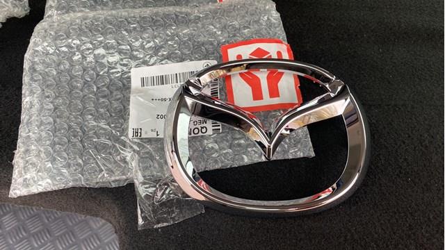 BCKA51730A Mazda Фирменный значек на багажник