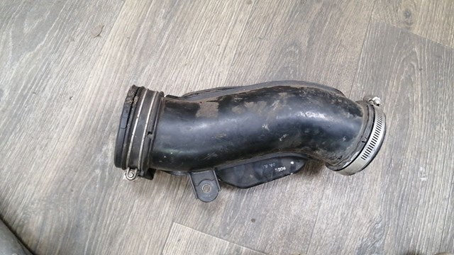 16576EG00A Nissan/Infiniti Патрубок воздушный, выход воздушного фильтра
