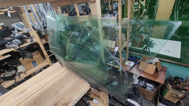 GS7010D303 XYG Стекло двери передней левой