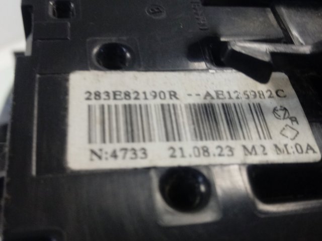Блок кнопок центральной консоли 283E82190R Renault (RVI)