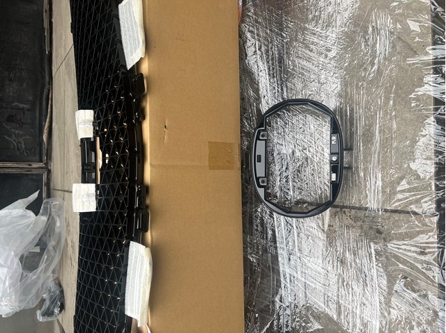 Купить KB8D50721 Mazda Кронштейн эмблемы решетки радиатора