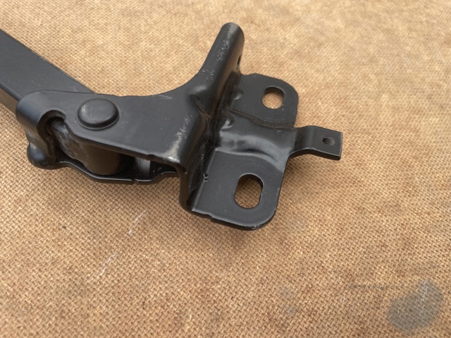Петля капота правая 7299168 BMW