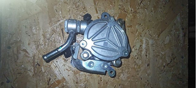 Насос вакуумный Mazda PE0718G00B