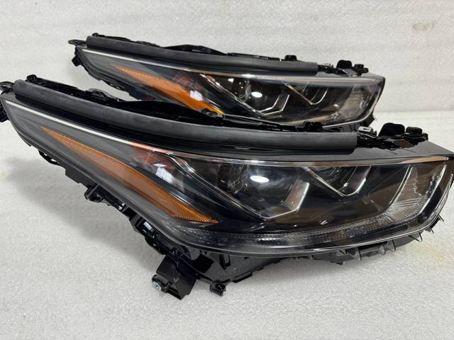 Правая фара 811100E521 Toyota