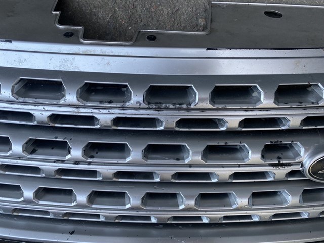 Купить LR055881 Land Rover Решетка радиатора