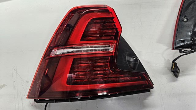 Фара задняя правая внешняя Volvo 31689682 цена, от 443.42 USD