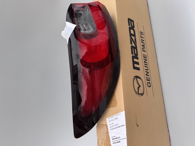 Фонарь задний левый внешний KMV751160 Mazda