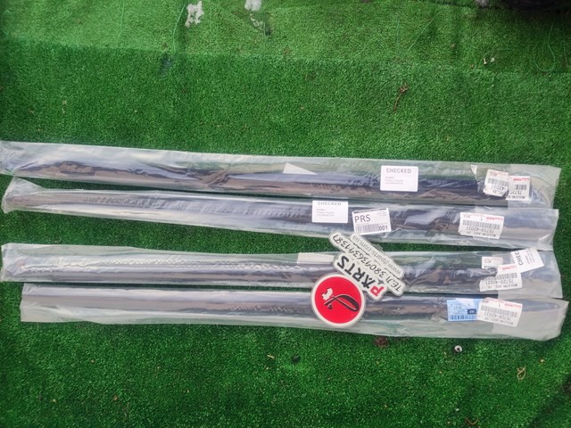 7572042030 TOYOTA Lameluna de puerta delantera izquierda exterior original y equivalente