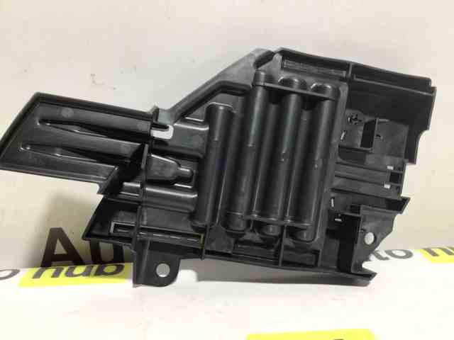Купить LR066965 Land Rover Кронштейн (адаптер) крепления фары передней левой