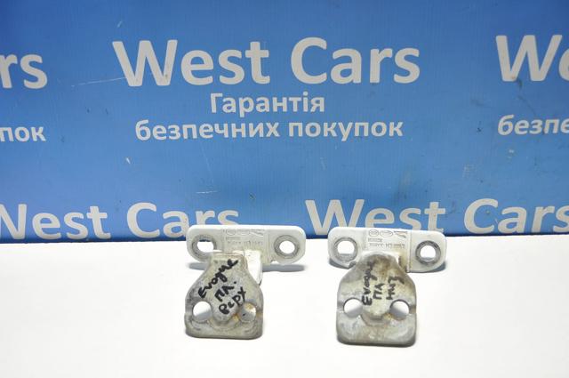 Петля двери передней левой LR056354 Land Rover