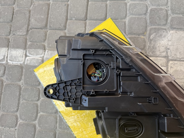 Фара правая Magneti Marelli LPO461