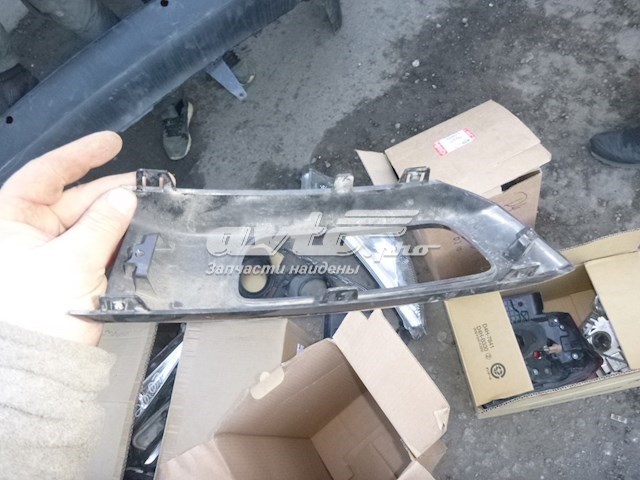 Молдинг решетки бампера переднего левый LR045047 Land Rover