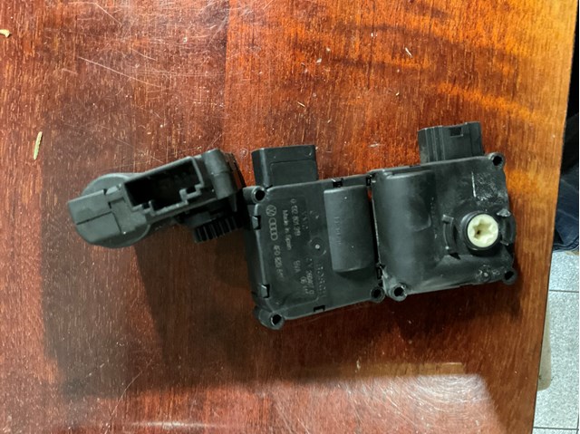 Купить 4F0820511B VAG Моторчик заслонки печки