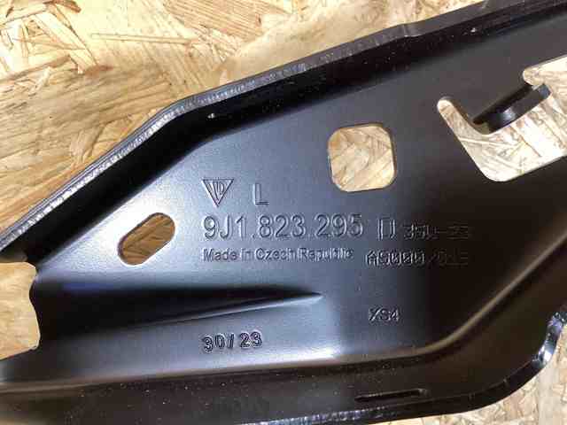 PAD823295A Porsche Шарнир капота левый