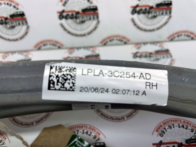 Нижний рычаг LR175797 Land Rover