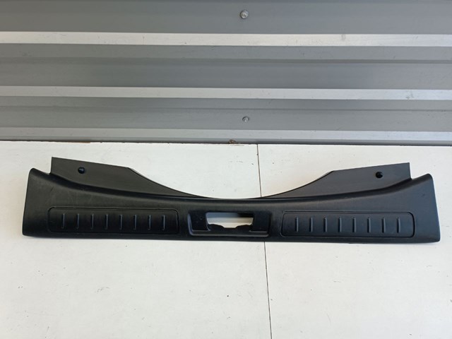 LR061563 Land Rover Накладка перегородки