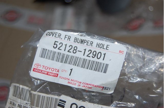 Заглушка бампера буксировочного крюка передняя левая на Toyota Auris JPP 