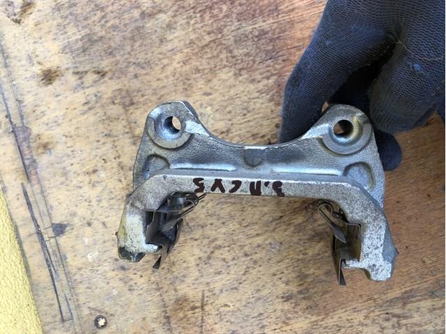 Скоба заднего суппорта KAY02628X Mazda