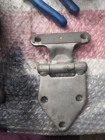 6880160040 Toyota Петля багажника