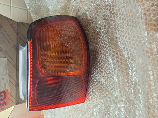 Стекло фонаря заднего внешнего правого на Toyota Picnic XM1