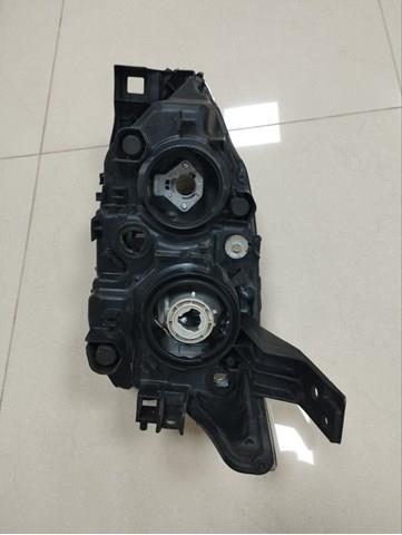 Правая фара D10E51030 Mazda