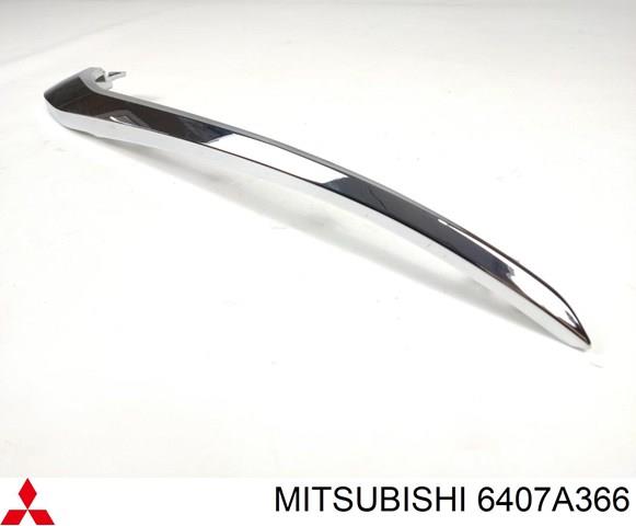6407A366 Mitsubishi Moldura direita do pára-choque dianteiro
