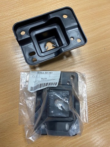 Купить KB8A50151 Mazda Кронштейн решетки радиатора