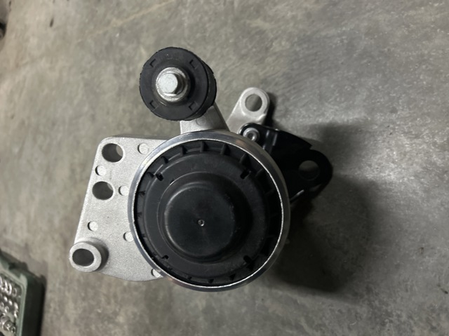 Правая подушка двигателя DG936F012DB Ford